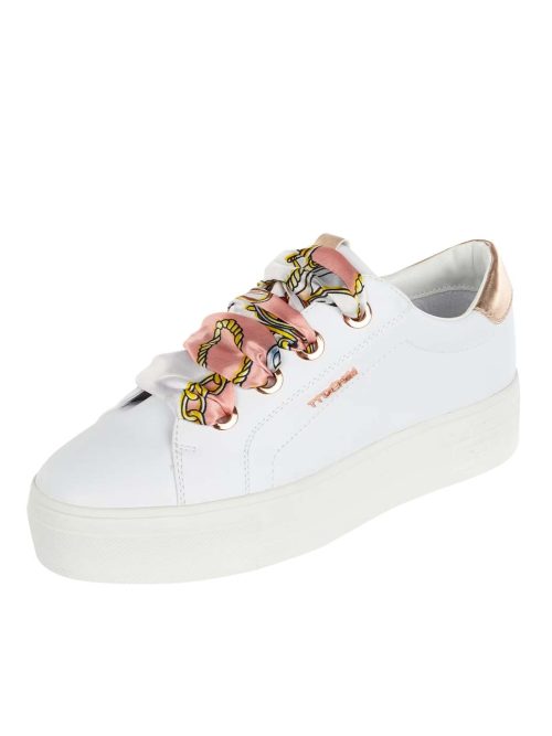 Trainers in triple white